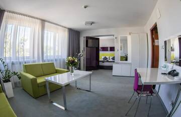 Фото номера Люкс с кроватью размера «king-size» Отель Best Western Hotel Trybunalski г. Пётркув-Трыбунальский 3