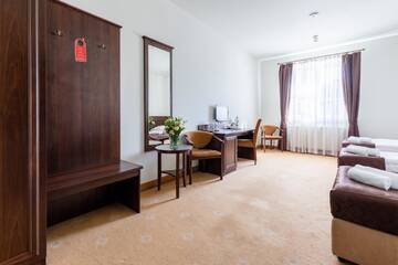 Фото номера Стандартный трехместный номер Апарт-отели Kamienica Szefferów 1848 r. г. Пётркув-Трыбунальский 4