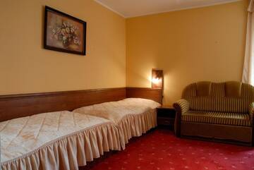 Фото номера Двухместный номер с 2 отдельными кроватями Отель Hotel AGAT г. Пётркув-Трыбунальский 2